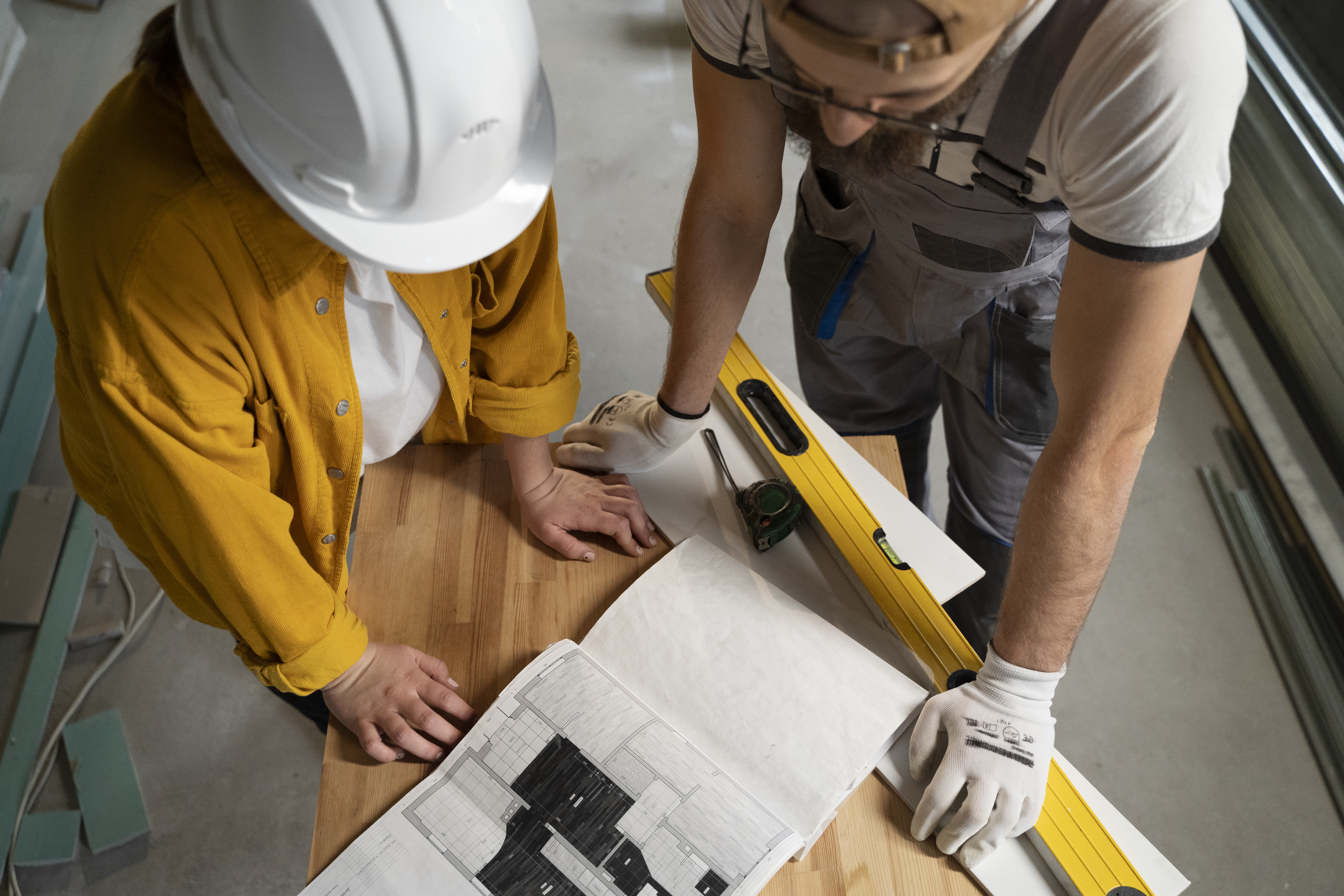 tiler trabajando en la renovacion del apartamento